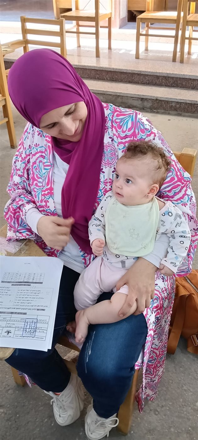 استاذة جامعية تحمل رضيع طالبة ببورسعيد 