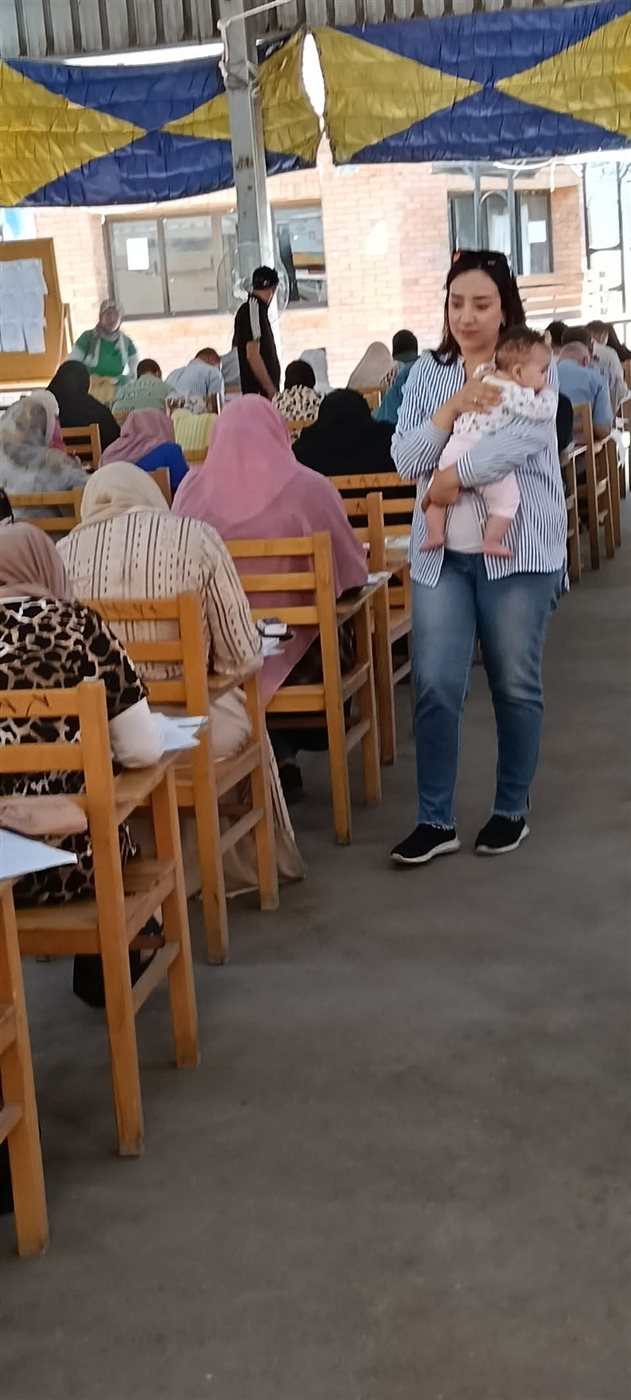 استاذة جامعية تحمل رضيع طالبة ببورسعيد 