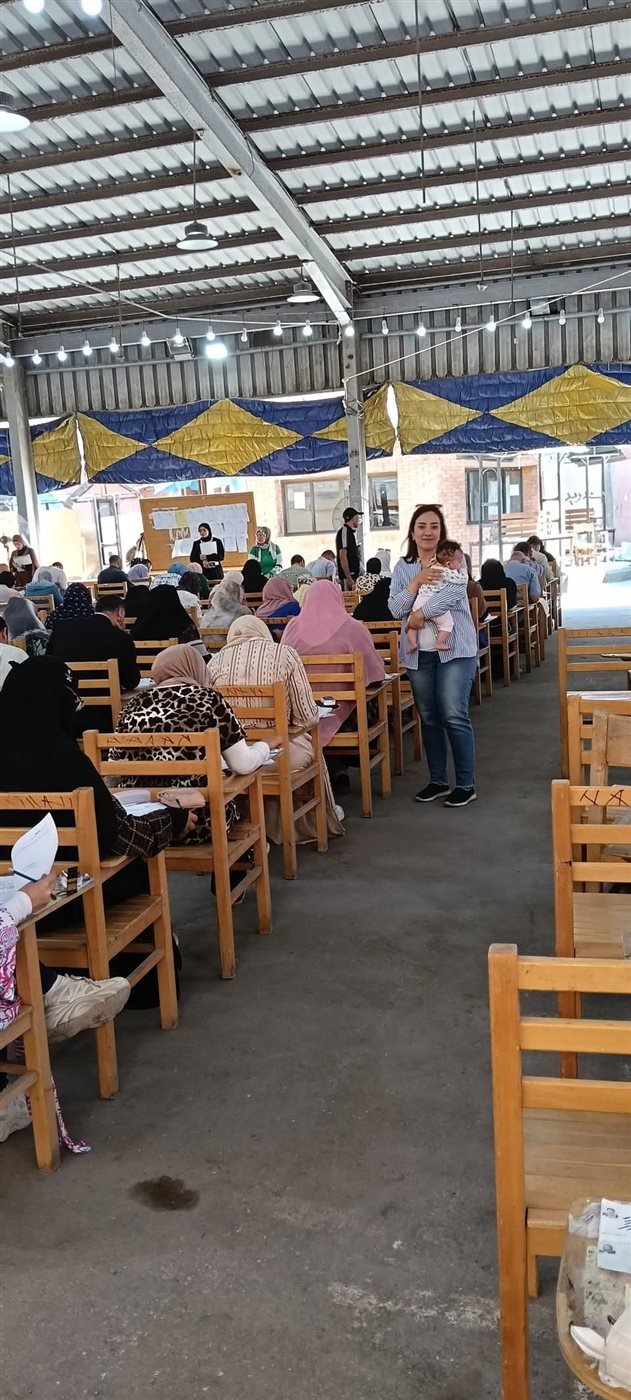 استاذة جامعية تحمل رضيع طالبة ببورسعيد 