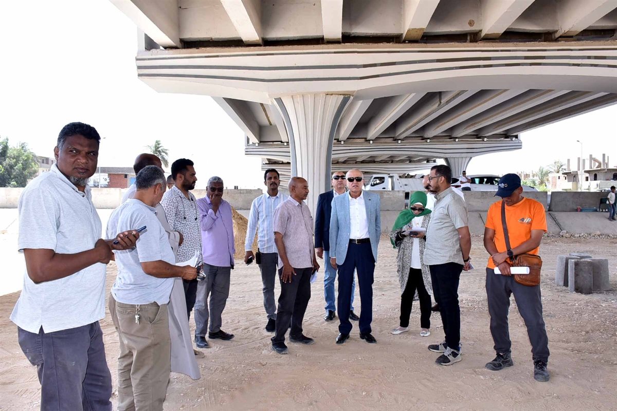 محافظ الأقصر يتفقد موقف سيارات الاجرة