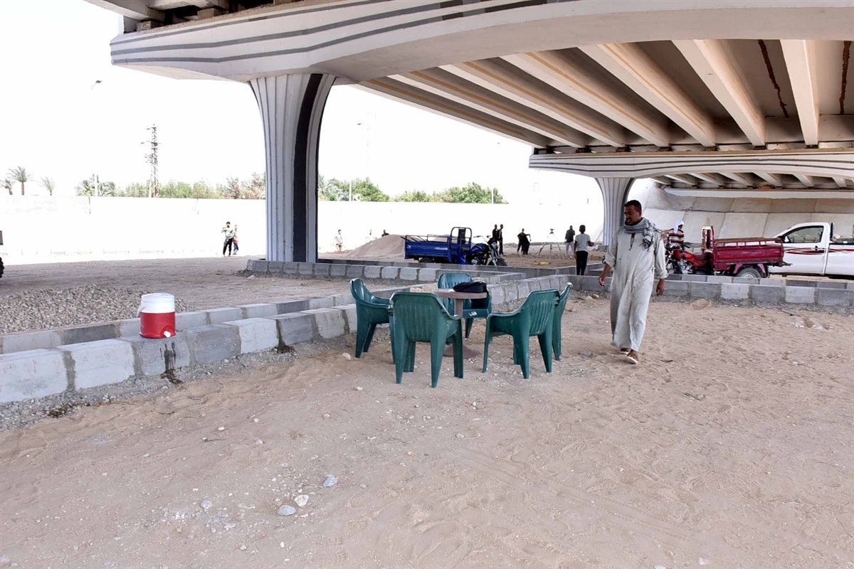 محافظ الأقصر يتفقد موقف سيارات الاجرة