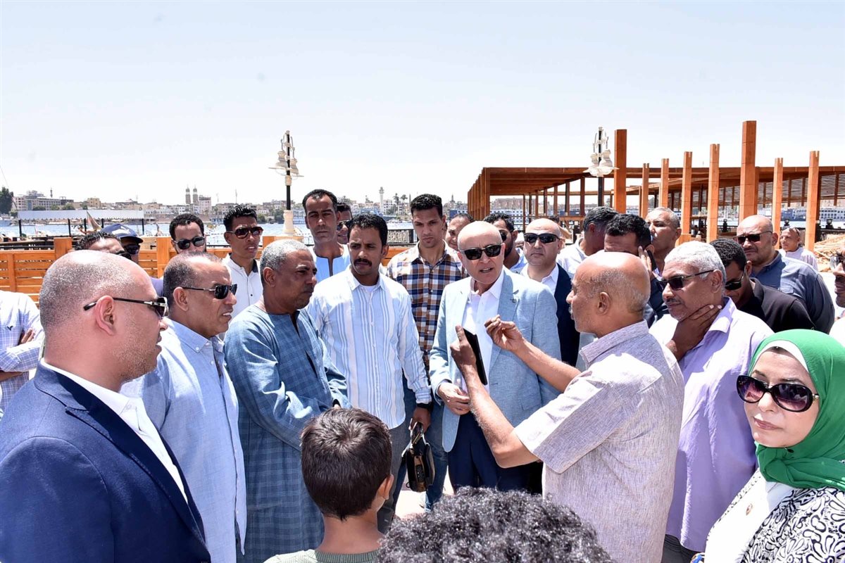 محافظ الأقصر يتفقد كورنيش البر الغربي