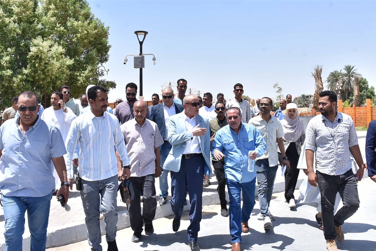 محافظ الأقصر يتفقد كورنيش البر الغربي