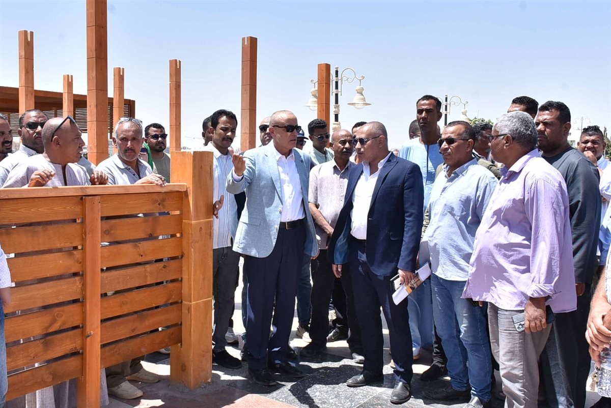 محافظ الأقصر يتفقد كورنيش البر الغربي