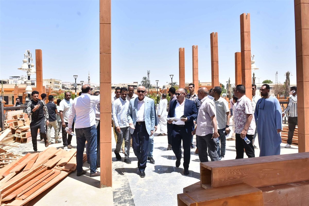 محافظ الأقصر يتفقد كورنيش البر الغربي