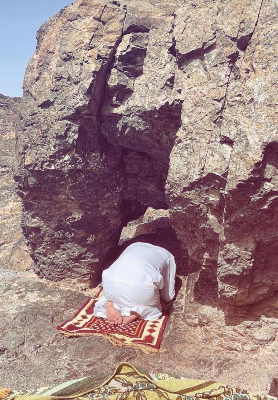 أحمد سعد يصلي داخل غار السجدة بمنطقة كهف بني حرام في المدينة المنورة