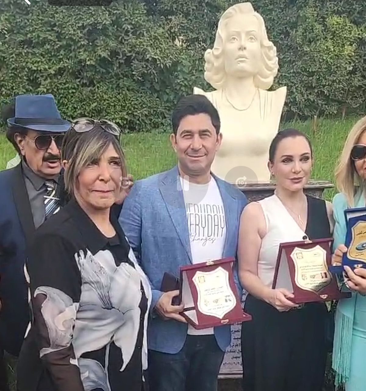 تكريم خاص لـ سلاف فواخرجي وأحمد شاكر بعد إزاحة الستار عن تمثال أسمهان في دار الأوبرا المصرية