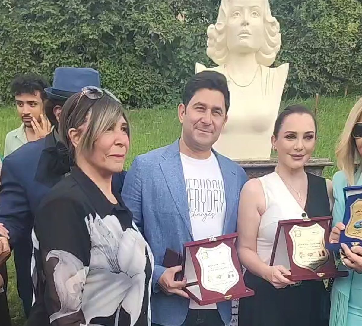 تكريم خاص لـ سلاف فواخرجي وأحمد شاكر بعد إزاحة الستار عن تمثال أسمهان في دار الأوبرا المصرية