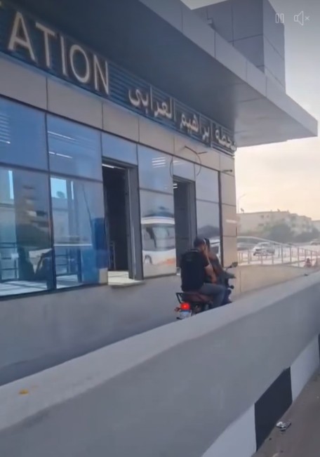 مركبات تسير في مسار الأتوبيس الترددي على الطريق الدائري