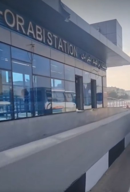 مركبات تسير في مسار الأتوبيس الترددي على الطريق الدائري