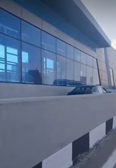 مركبات تسير في مسار الأتوبيس الترددي على الطريق الدائري