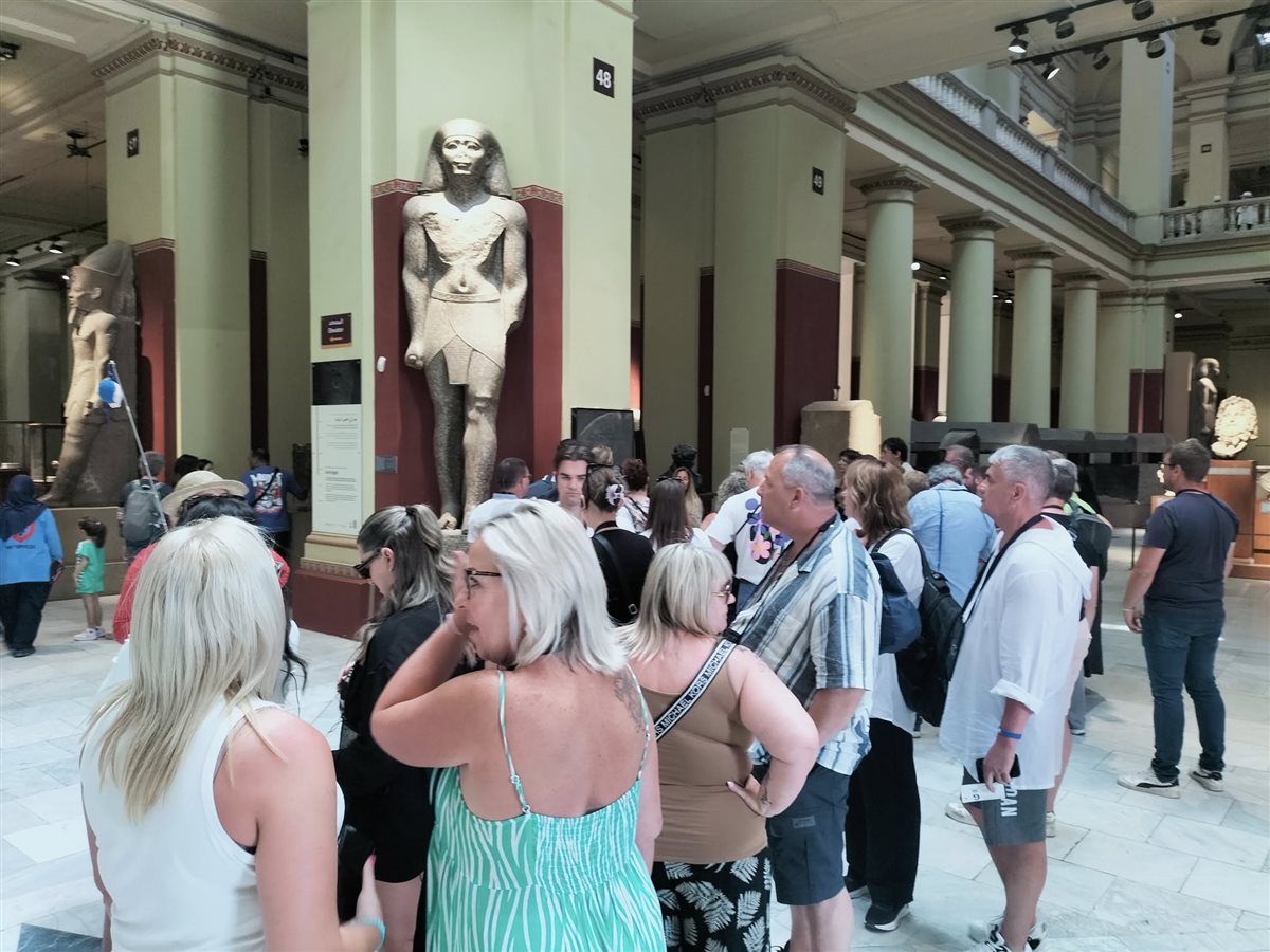  إقبال كبير من الزائرين على المتحف المصري بالتحرير لزيارة قناع توت عنخ آمون