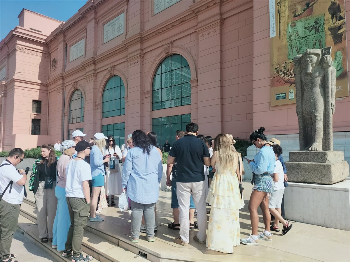  إقبال كبير من الزائرين على المتحف المصري بالتحرير لزيارة قناع توت عنخ آمون