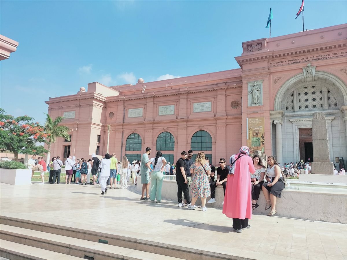  إقبال كبير من الزائرين على المتحف المصري بالتحرير لزيارة قناع توت عنخ آمون