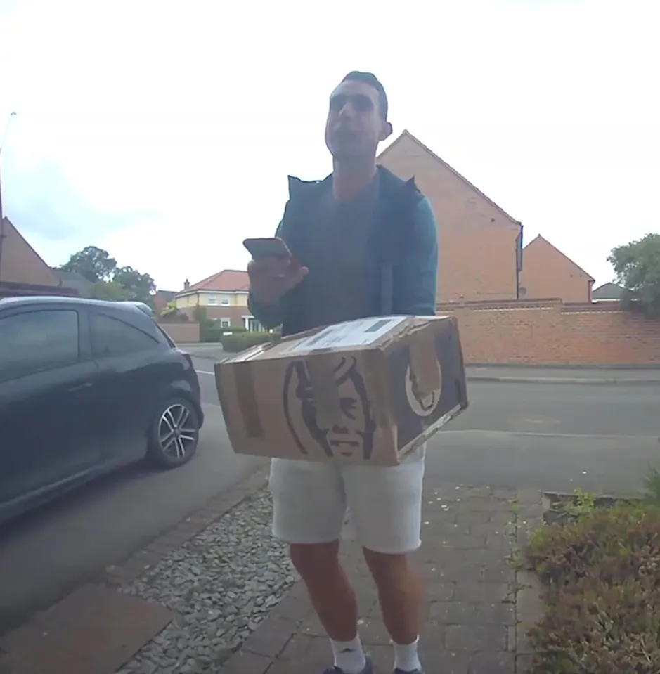 <strong>الحكم الإنجليزي ديفيد كوت وهو يعمل في توصيل الطرود إلى المنازل</strong>