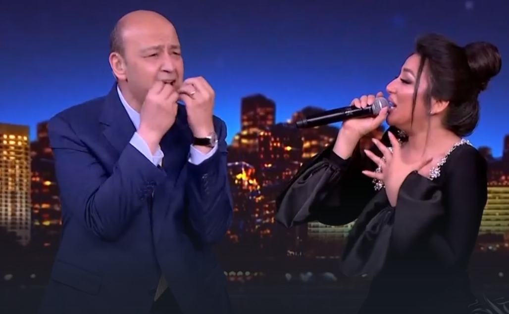 عمرو أديب شاركها الغناء.. رحمة محسن تشعل ستوديو الحكاية في أول ظهور تلفزيوني لها بعد تألقها مؤخرًا