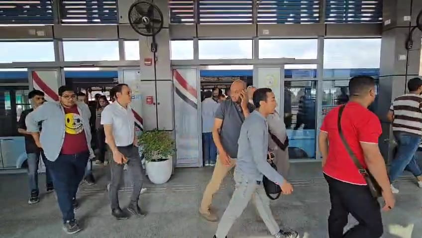 توافد المواطنين على استقلال الأتوبيس الترددي بعد تشغيله على الطريق الدائري