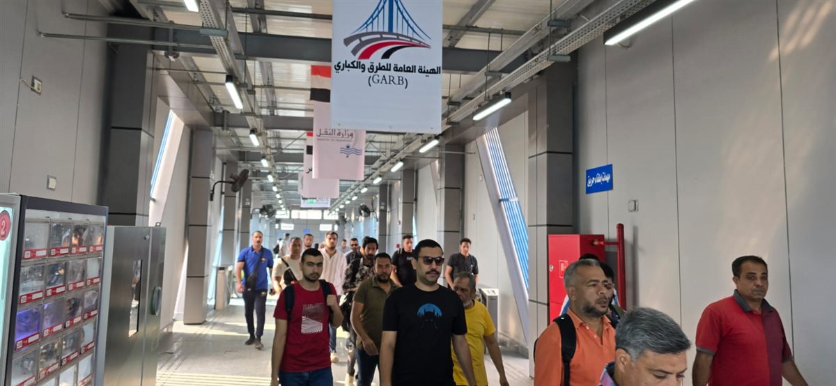 توافد المواطنين على استقلال الأتوبيس الترددي بعد تشغيله على الطريق الدائري