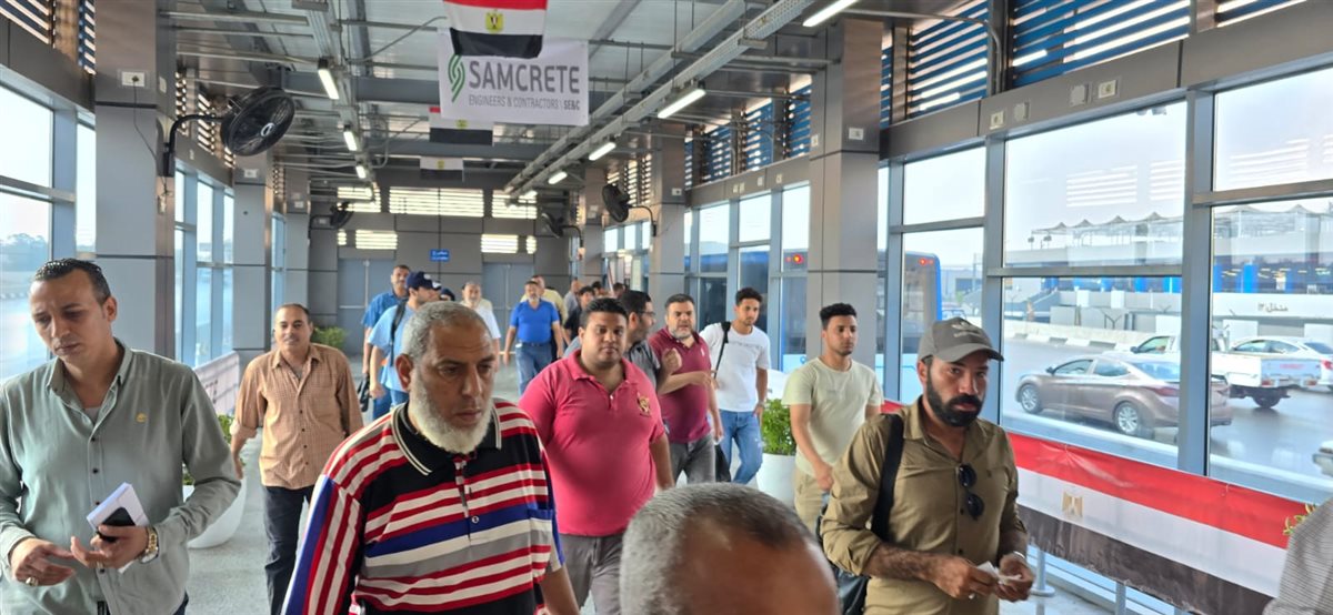 توافد المواطنين على استقلال الأتوبيس الترددي بعد تشغيله على الطريق الدائري