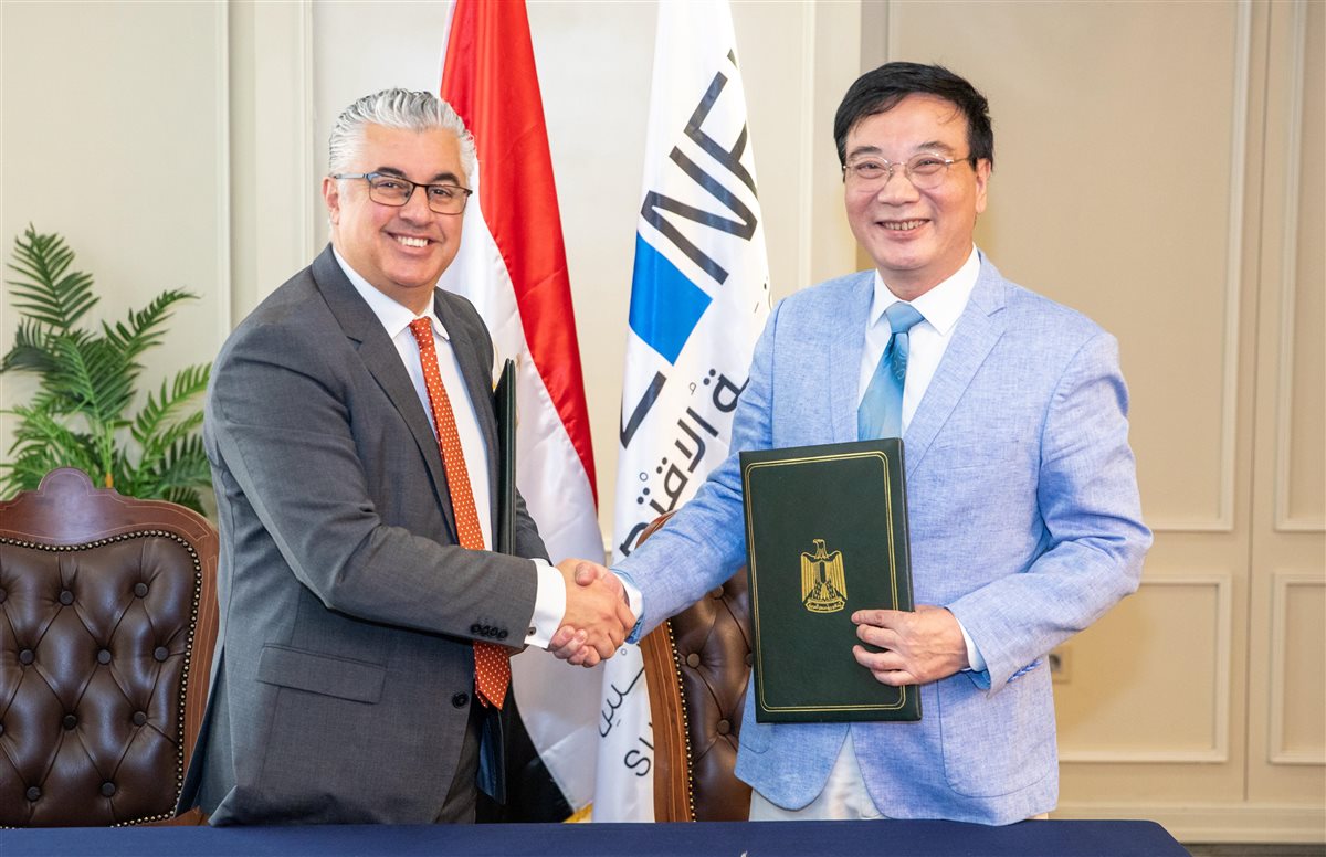 جانب من التوقيع