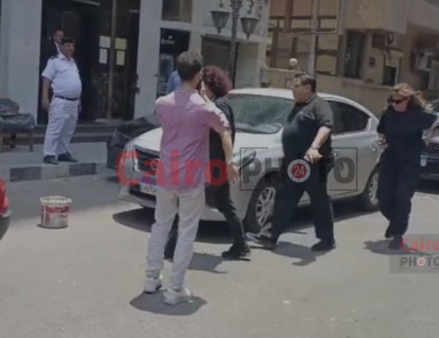 نجوم الفن أمام منزل القديرة سميحة أيوب لتشييع جثمانها