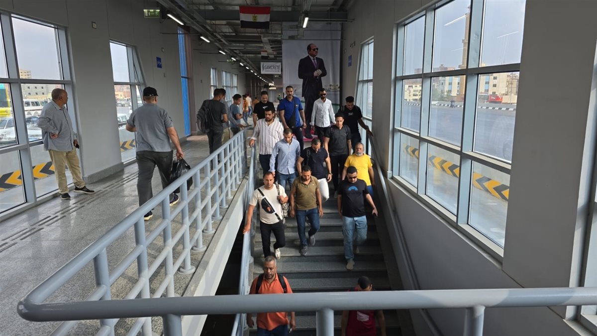 توافد المواطنين على استقلال الأتوبيس الترددي بعد تشغيله على الطريق الدائري