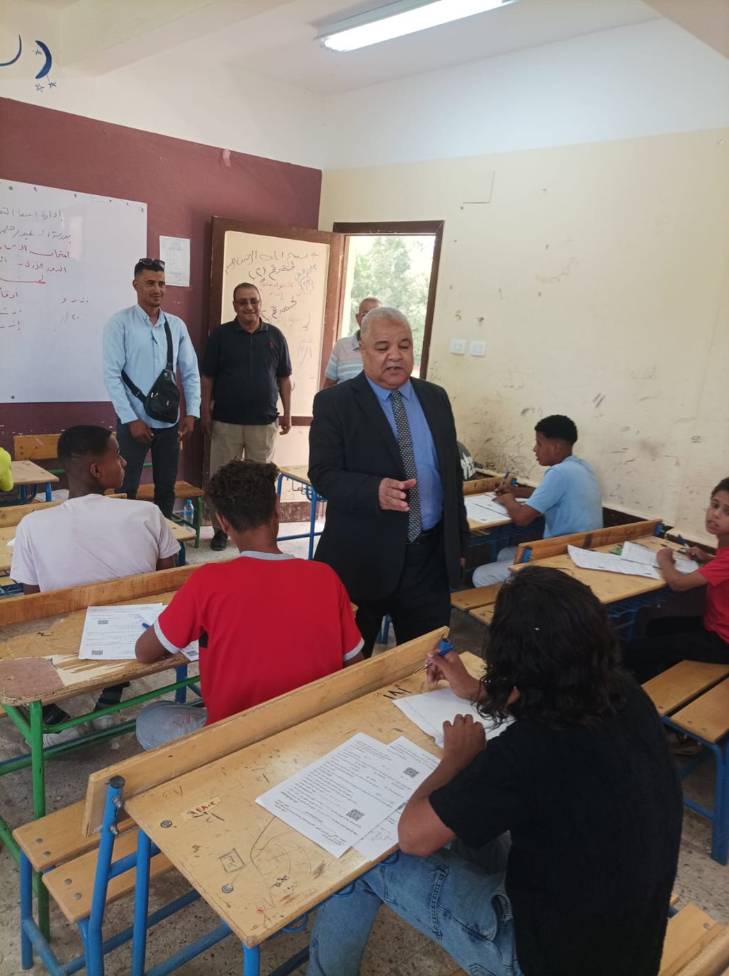 وكيل وزارة التعليم بالأقصر يتفقد لجان الاعداديه