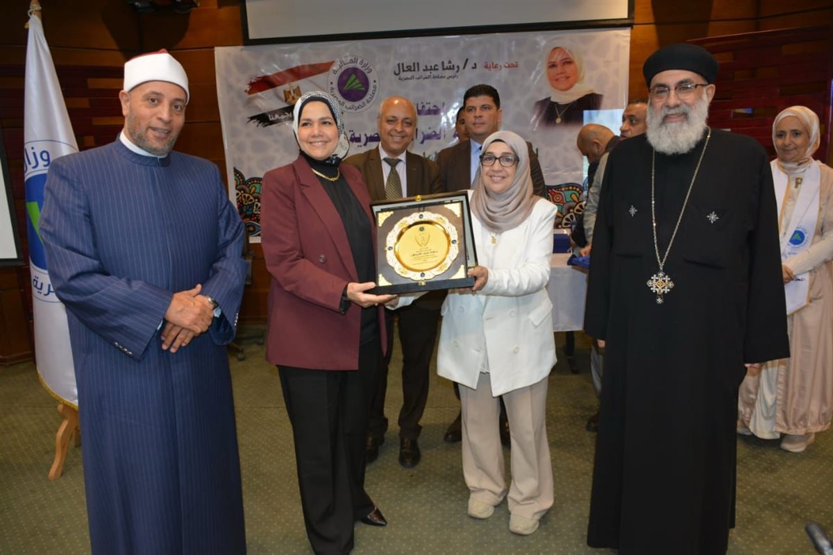 الضرائب  تكرم العاملين الفائزين بالمسابقات الدينية دعمًا للوحدة الوطنية 