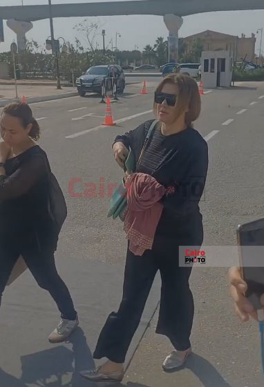 نجوم الفن يحضرون جثمان سميحة أيوب لمسجد الشرطة استعدادًا لصلاة الجنازة