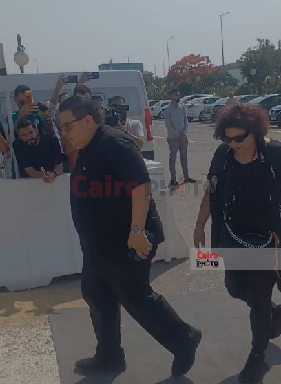 نجوم الفن يحضرون جثمان سميحة أيوب لمسجد الشرطة استعدادًا لصلاة الجنازة