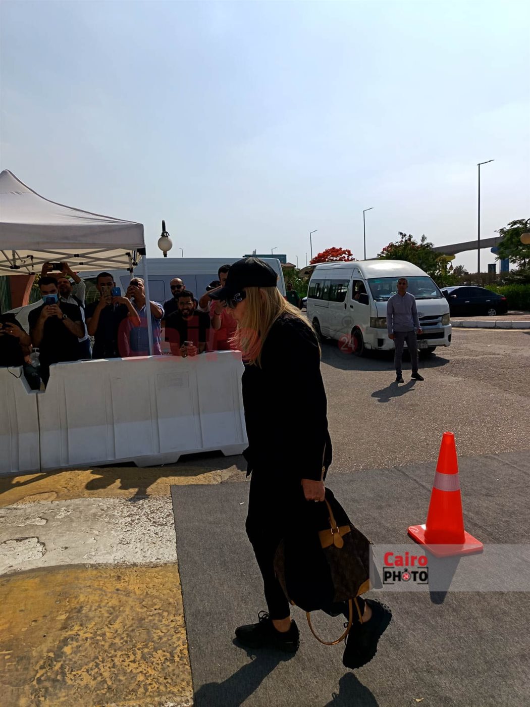 نجوم الفن يحضرون جثمان سميحة أيوب لمسجد الشرطة استعدادًا لصلاة الجنازة