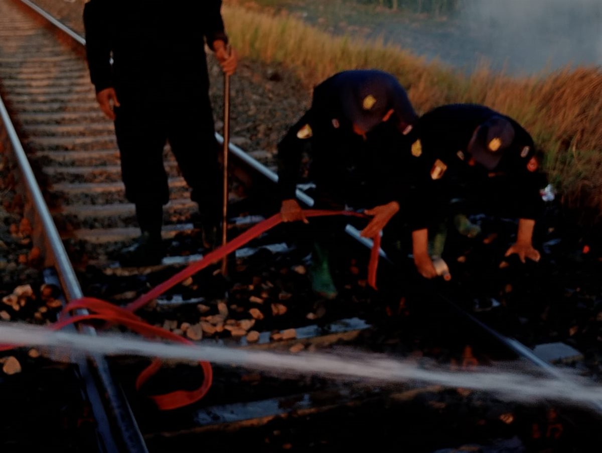 حريق بجوار شريط السكة الحديد بكفر الزيات