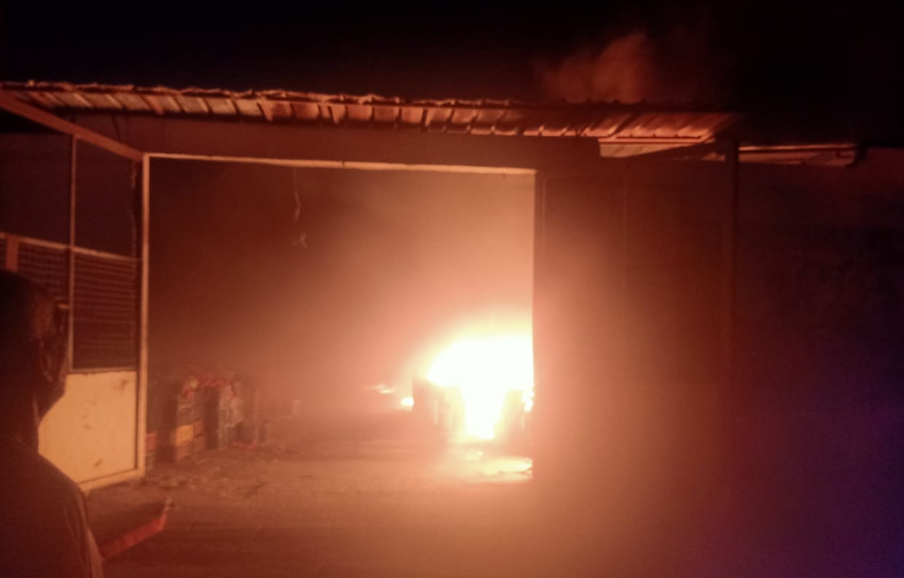 حريق يلتهم سوق الخضار بمنطقة حجر الأساس