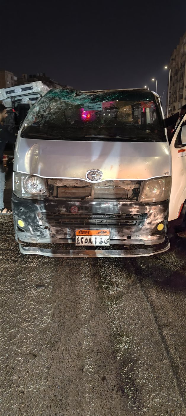 ميكروباص مُنقلب على الدائري