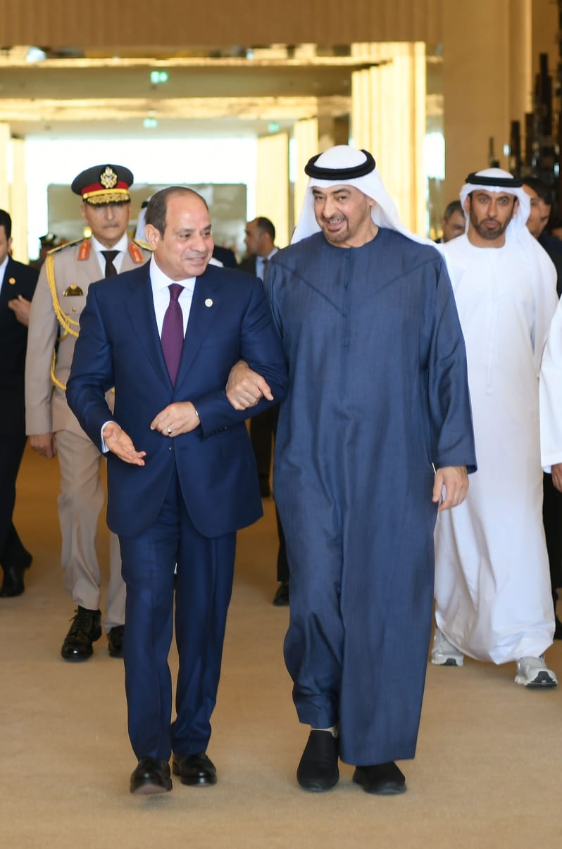 رئيس دولة الإمارات يستقبل الرئيس السيسي في مطار أبوظبي الدولي وتوجهان إلى قصر الشاطئ