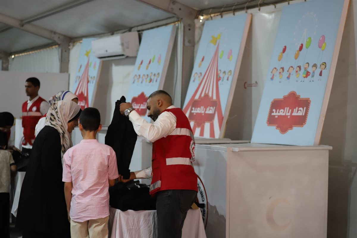 الهلال الأحمر المصري يوزع ملابس العيد على أطفال الأسر الفلسطينية والمصرية الأكثر احتياجًا | صور