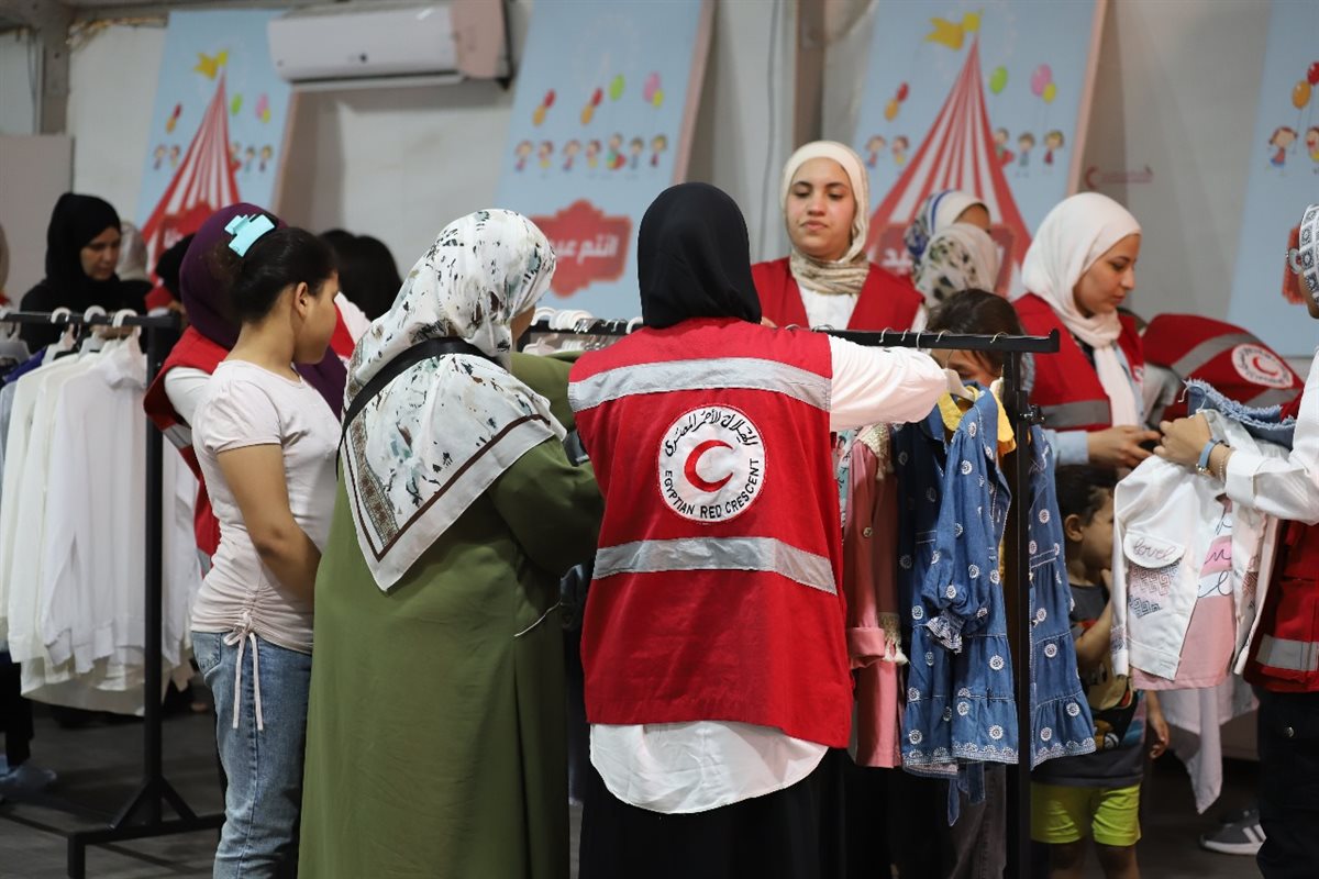 الهلال الأحمر المصري يوزع ملابس العيد على أطفال الأسر الفلسطينية والمصرية الأكثر احتياجًا | صور