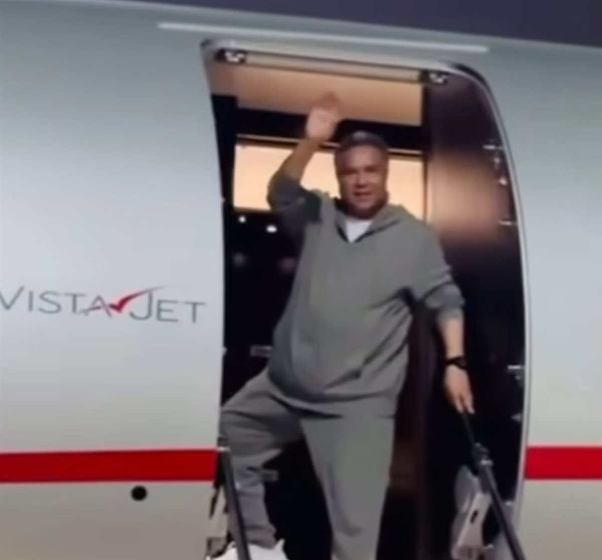 محمد عبده يطير إلى دبي لإحياء أولى حفلاته في عيد الأضحى بعد شفائه من الوعكة الصحية