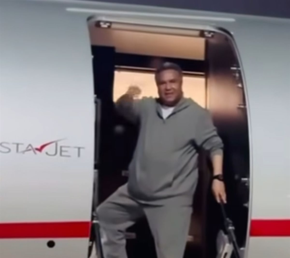 محمد عبده يطير إلى دبي لإحياء أولى حفلاته في عيد الأضحى بعد شفائه من الوعكة الصحية