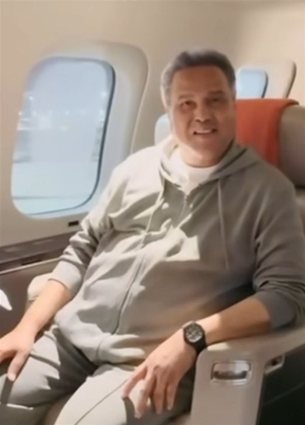 محمد عبده يطير إلى دبي لإحياء أولى حفلاته في عيد الأضحى بعد شفائه من الوعكة الصحية