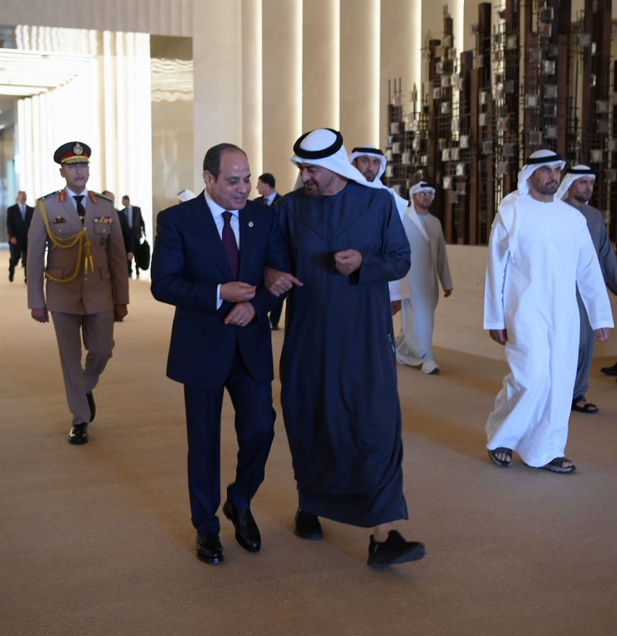 رئيس دولة الإمارات يستقبل الرئيس السيسي في مطار أبوظبي الدولي وتوجهان إلى قصر الشاطئ
