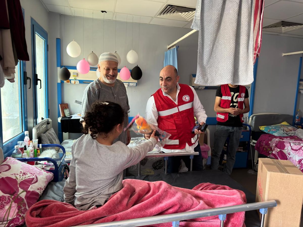 الهلال الأحمر يدعم المرضى الفلسطينيين في مستشفيات المنوفية