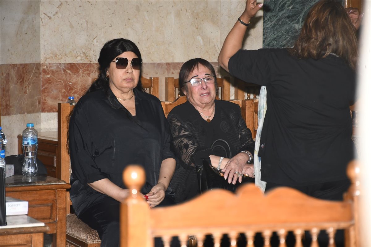 جوم الفن يقدمون واجب العزاء في الفنانة سميحة أيوب بمسجد عمر مكرم