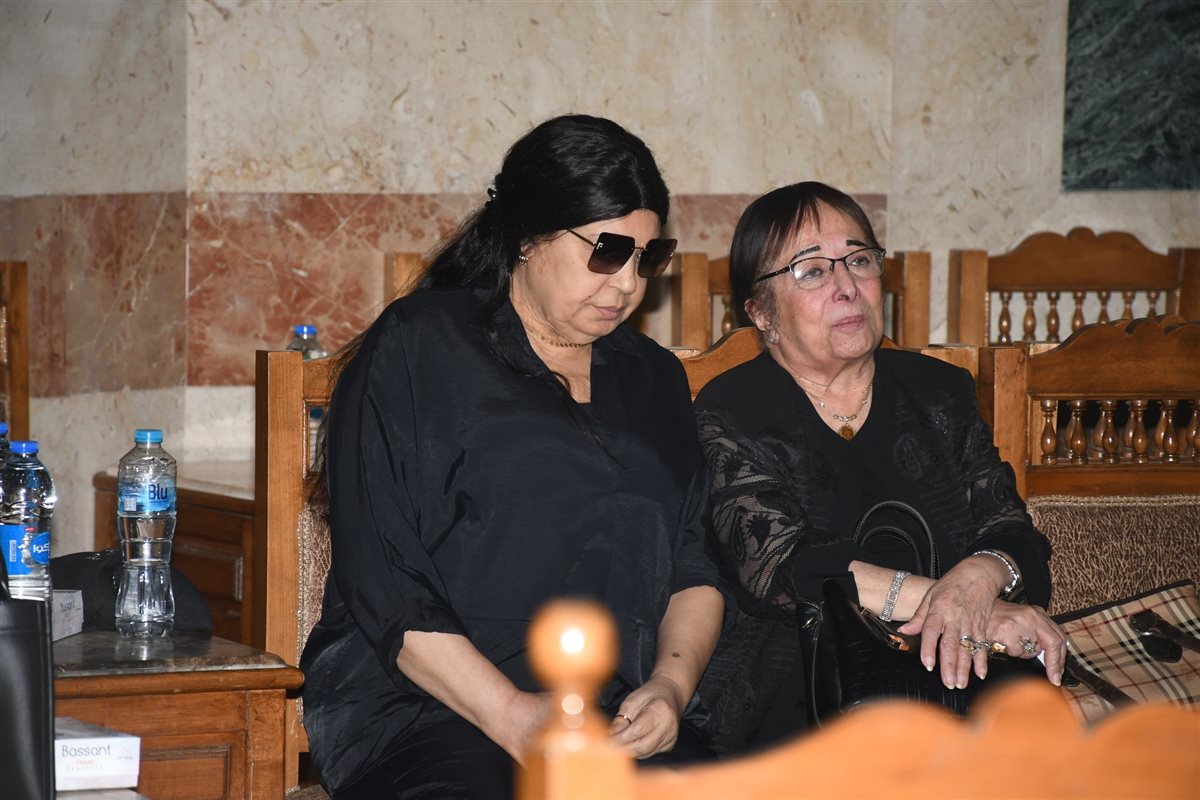 جوم الفن يقدمون واجب العزاء في الفنانة سميحة أيوب بمسجد عمر مكرم