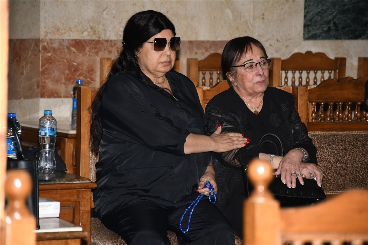 جوم الفن يقدمون واجب العزاء في الفنانة سميحة أيوب بمسجد عمر مكرم