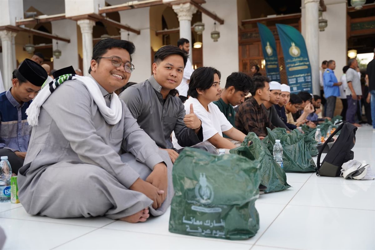 في ليلة عيد الأضحى.. بيت الزكاة يوزع أكثر من 6000 وجبة إفطار صائم بالجامع الأزهر