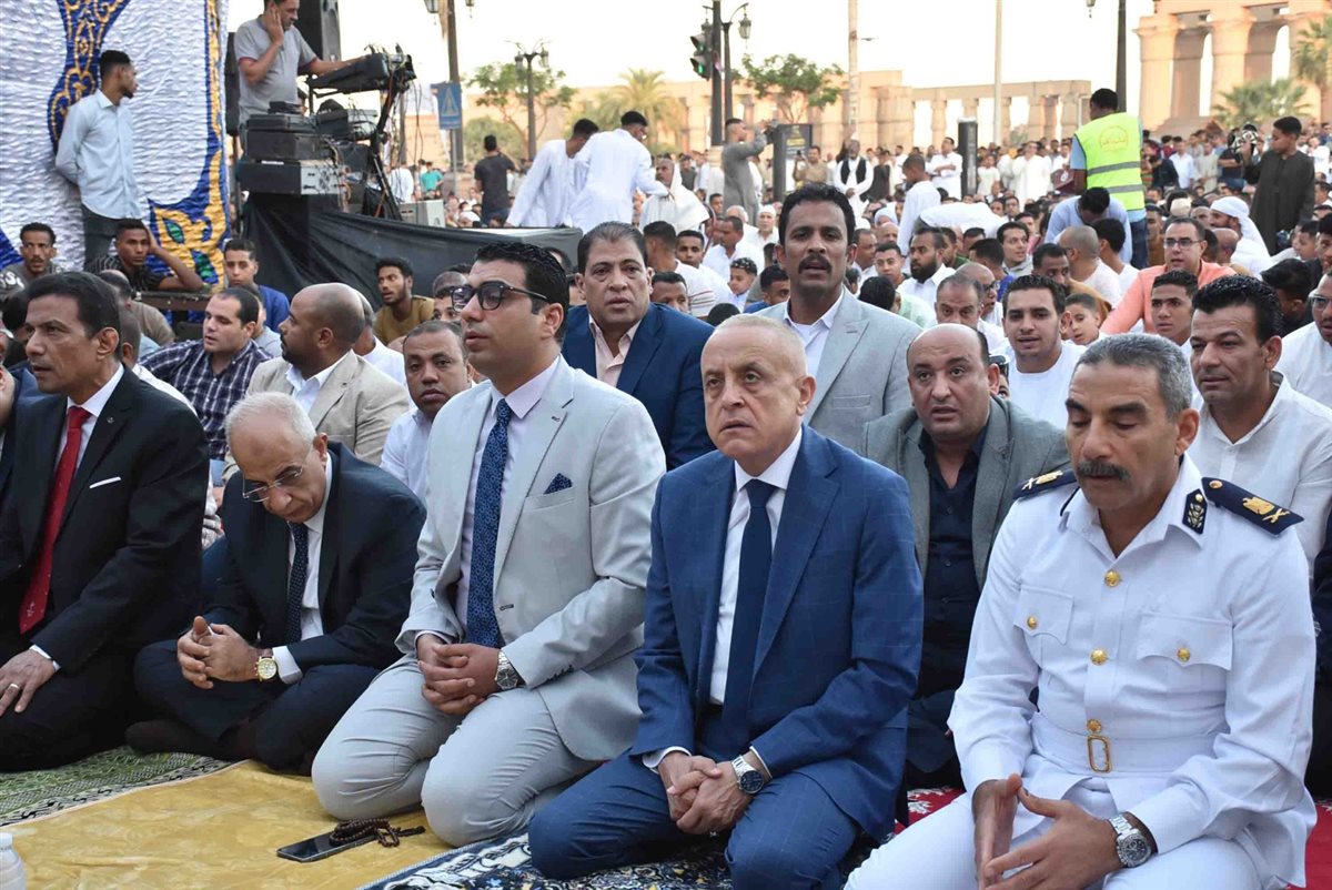 محافظ الأقصر وسط الأهالي في صلاة العيد
