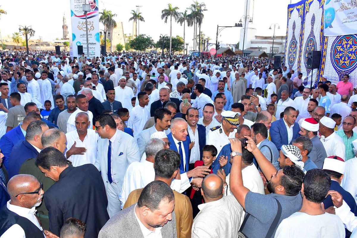 محافظ الأقصر وسط الأهالي في صلاة العيد