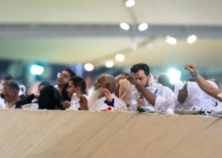 حجاج بيت الله يرمون الجمرات في منى صباح عيد الأضحى