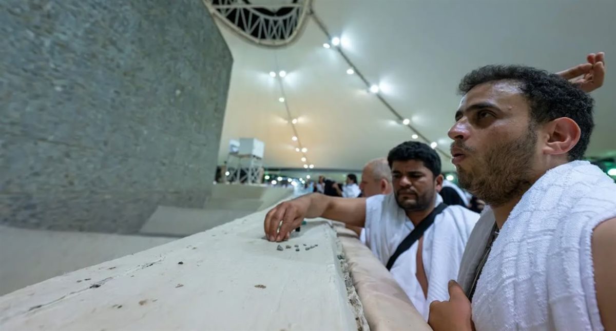 حجاج بيت الله يرمون الجمرات في منى صباح عيد الأضحى